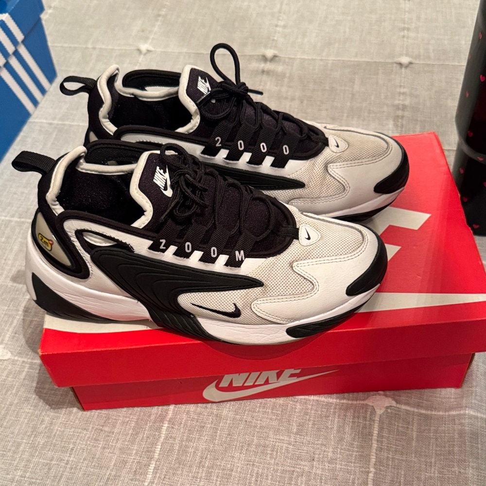 Nike Zoom 2000 Black and White Athletic Shoes